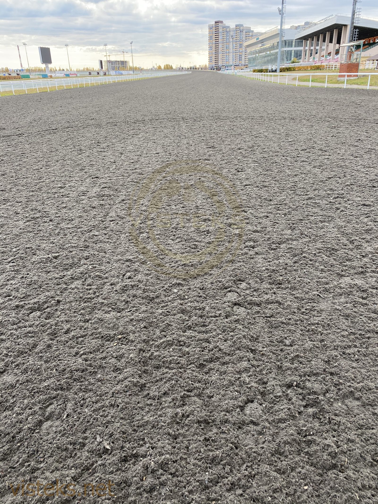 Грунт скаковой дорожки вблизи