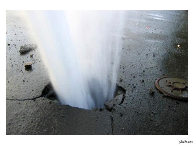 Прорыв воды из-под асфальта