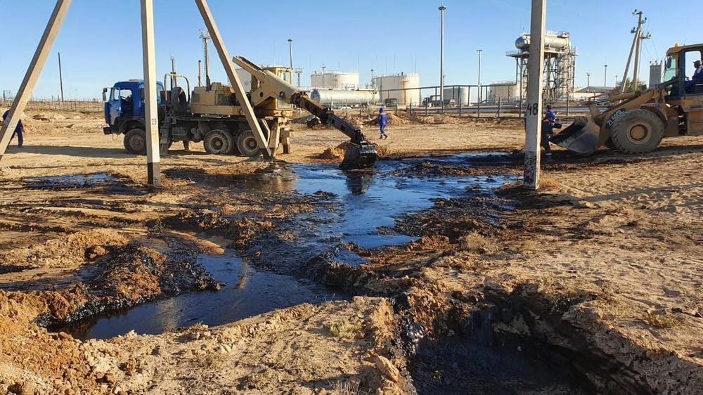 Разлив нефти из трубопровода